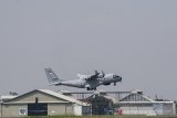 Pesawat terbang CN235-220 Maritime Patrol Aircraft (MPA) lepas landas menuju Dakar, Senegal seusai prosesi Ferry Flight di Hanggar Fixed Wing PT DI, Bandung, Jawa Barat, Jumat (19/3/2021). PT Dirgantara Indonesia (DI) melakukan ekspor satu unit pesawat terbang CN235-220 (Maritime Patrol Aircraft) MPA ke Republik Senegal yang mana pesawat tersebut nantinya akan dioperasikan oleh Senegal Air Force. ANTARA JABAR/M Agung Rajasa/agr