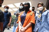 Tersangka artis Cynthiara Alona (tengah) dihadirkan dalam gelar kasus prostitusi dan eksploitasi anak di Ditreskrimum Polda Metro Jaya, Jakarta, Jumat (19/3/2021). Cynthiara Alona dihadirkan bersama dua tersangka lainnya dalam keterlibatannya sebagai pemilik hotel di Tangerang yang digunakan sebagai tempat prostitusi anak di bawah umur. ANTARA FOTO/Indrianto Eko Suwarso/nym.