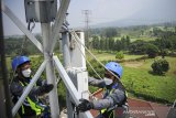 Seorang teknisi XL Axiata Tbk melakukan perawatan BTS XL Axiata di Jatinangor, Kabupaten Sumedang, Jawa Barat, Jumat (19/3/2021). PT XL Axiata memperluas jaringannya di 257 Desa di 26 Kecamatan di Kabupaten Sumedang dengan didukung sekitar 430 BTS guna memberikan fasilitas layanan internet yang memadai bagi pelanggan XL. ANTARA JABAR/Raisan Al Farisi/agr