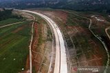 Foto udara proyek pembangunan Jalan Tol Cileunyi-Sumedang-Dawuan (Cisumdawu) di Jatinangor, Kabupaten Sumedang, Jawa Barat, Jumat (19/3/2021). Proyek Jalan Tol Cisumdawu yang telah mencapai 84,38 persen tersebut rencananya akan menjadi jalur alternatif pada arus mudik lebaran 2021 bagi pemudik yang akan menuju Kabupaten Sumedang. ANTARA JABAR/Raisan Al Farisi/agr