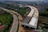 Foto udara proyek pembangunan Jalan Tol Cileunyi-Sumedang-Dawuan (Cisumdawu) di Jatinangor, Kabupaten Sumedang, Jawa Barat, Jumat (19/3/2021). Proyek Jalan Tol Cisumdawu yang telah mencapai 84,38 persen tersebut rencananya akan menjadi jalur alternatif pada arus mudik lebaran 2021 bagi pemudik yang akan menuju Kabupaten Sumedang. ANTARA JABAR/Raisan Al Farisi/agr