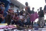 Sejumlah wartawan meletakkan kartu pers sebagai bentuk solidaritas kekerasan terhadap wartawan di Kantor UPT Dinas Kelautan dan Perikanan Jawa Timur, Banyuwangi, Jawa Timur, Kamis (18/3/2021). Aksi itu digelar sebagai bentuk keprihatinan atas aksi kekerasan oknum pengawal menteri Kelautan dan Perikanan kepada jurnalis saat melakukan tugas peliputan kunjungan kerja di Situbondo Selasa (16/3). Antara Jatim/Budi Candra Setya/zk