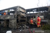 DUA BIS UMUM ANTAR PROVINSI HANGUS TERBAKAR. Tim Unit Identifikasi Polri memeriksa tempat kejadian perkara pascakebakaran dua unit bis umum antar provinsi di Terminal Batoh, Banda Aceh, Aceh, Sabtu (20/3/2021). Tim Identifikasi Polresta Banda Aceh masih melakukan penyelidikan terkait penyebab kebakaran dua unit bis umum antar povinsi yang parkir di terminal dan tidak ada korban jiwa kejadian itu karena bis umum dalam kondisi tanpa penumpang. ANTARA FOTO/Ampelsa.