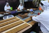 Pekerja membuat cerutu di PT Boss Image Nusantara (BIN Cigar) Jember, Jawa Timur, Kamis (18/3/2021). BIN Cigar Jember memproduksi cerutu 3.000 - 4.000 batang per hari untuk penjualan ekspor ke sejumlah negara di benua Asia, Amerika, dan Eropa. Antara Jatim/Seno/zk