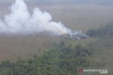 Kepulan asap terlihat dari lahan perkebunan yang dibakar, di Kabupaten Ketapang, Kalbar, Sabtu (20/3/2021). Dari hasil pantauan Satgas Udara BPBD Kalbar dengan menggunakan Cessna 208B Caravan tersebut terpantau adanya titik api di Kabupaten Ketapang itu berasal dari pembakaran lahan perkebunan sawit. ANTARA KALBAR/Dokumen BNPB