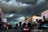 Hujan lebat disertai kilat diprakirakan terjadi di Sumsel, Jumat