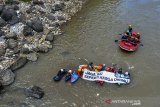 Sejumlah pegiat lingkungan yang tergabung dalam Republik Aer menyusuri Sungai Ciwulan di Kota Tasikmalaya, Jawa Barat, Minggu (21/3/2021). Aksi menyusuri sungai sambil membersihkan sampah tersebut merupakan rangkaian kegiatan memperingati Hari Air Sedunia, untuk mengampanyekan menjaga air dan menghargai air sebagai sumber kehidupan. ANTARA JABAR/Adeng Bustomi/agr