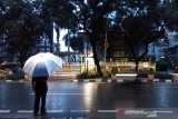 Warga Jakarta Kamis waspadai cuaca hujan disertai petir