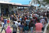 Aksi Protes Pedagang dan Nelayan di Pelabuhan Perikanan Samudera. Pedagang ikan bersama buruh pelabuhan dan nelayan menggelar aksi protes penggusuran paksa disertai kekerasan yang dilakukan aparat keamanan di Pos Pelayanan Kesyahbandaran Pelabuhan Perikanan Samudera, Lampulo, Banda Aceh, Aceh, Senin (22/3/2021). Mereka menuntut pihak terkait memberikan izin untuk berjualan dan memberikan akses memasuki terminal pelabuhan mengangkut hasil tangkapan ikan menggunakan becak barang serta meminta pengamanan dan penertiban pelabuhan di bawah Lembaga Adat Laut. ANTARA FOTO/Ampelsa