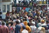 Aksi Protes Pedagang dan Nelayan di Pelabuhan Perikanan Samudera. Pedagang ikan bersama buruh pelabuhan dan nelayan menggelar aksi protes penggusuran paksa disertai kekerasan yang dilakukan aparat keamanan di Pos Pelayanan Kesyahbandaran Pelabuhan Perikanan Samudera, Lampulo, Banda Aceh, Aceh, Senin (22/3/2021). Mereka menuntut pihak terkait memberikan izin untuk berjualan dan memberikan akses memasuki terminal pelabuhan mengangkut hasil tangkapan ikan menggunakan becak barang serta meminta pengamanan dan penertiban pelabuhan di bawah Lembaga Adat Laut. ANTARA FOTO/Ampelsa