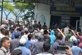 Aksi Protes Pedagang dan Nelayan di Pelabuhan Perikanan Samudera. Pedagang ikan bersama buruh pelabuhan dan nelayan menggelar aksi protes penggusuran paksa disertai kekerasan yang dilakukan aparat keamanan di Pos Pelayanan Kesyahbandaran Pelabuhan Perikanan Samudera, Lampulo, Banda Aceh, Aceh, Senin (22/3/2021). Mereka menuntut pihak terkait memberikan izin untuk berjualan dan memberikan akses memasuki terminal pelabuhan mengangkut hasil tangkapan ikan menggunakan becak barang serta meminta pengamanan dan penertiban pelabuhan di bawah Lembaga Adat Laut. ANTARA FOTO/Ampelsa