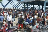 Aksi Protes Pedagang dan Nelayan di Pelabuhan Perikanan Samudera. Pedagang ikan bersama buruh pelabuhan dan nelayan menggelar aksi protes penggusuran paksa disertai kekerasan yang dilakukan aparat keamanan di Pos Pelayanan Kesyahbandaran Pelabuhan Perikanan Samudera, Lampulo, Banda Aceh, Aceh, Senin (22/3/2021). Mereka menuntut pihak terkait memberikan izin untuk berjualan dan memberikan akses memasuki terminal pelabuhan mengangkut hasil tangkapan ikan menggunakan becak barang serta meminta pengamanan dan penertiban pelabuhan di bawah Lembaga Adat Laut. ANTARA FOTO/Ampelsa