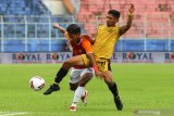 Pesepakbola Bhayangkara Solo FC, M Ichsan (kanan) berusaha merebut bola dari pesepakbola Borneo FC Samarinda, Mohammad Mifathul Ichsan (kiri) dalam pertandingan babak penyisihan Grup B Piala Menpora di Stadion Kanjuruhan, Malang, Jawa Timur, Senin (22/3/2021). Bhayangkara Solo FC mengalahkan Borneo FC Samarinda dengan skor akhir 1-0. Antara Jatim/Ari Bowo Sucipto/zk