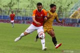 Pesepakbola Borneo FC Samarinda, Javlon Guseynov (kiri) merebut bola dari kaki pesepakbola Bhayangkara Solo FC, Andik Vermansah (kanan) dalam pertandingan babak penyisihan Grup B Piala Menpora di Stadion Kanjuruhan, Malang, Jawa Timur, Senin (22/3/2021). Bhayangkara Solo FC mengalahkan Borneo FC Samarinda dengan skor akhir 1-0. Antara Jatim/Ari Bowo Sucipto/zk