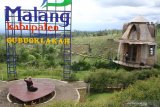 Wisatawan melakukan swafoto di taman Tempat Istirahat atau Rest Area Gubugklakah, Malang, Jawa Timur, Minggu (21/3/2021). Pemerintah setempat melengkapi rest area tersebut dengan berbagai fasilitas termasuk spot swafoto dan taman sebagai infrastruktur penunjang Kawasan Strategis Pariwisata Nasional (KSPN) Bromo Tengger Semeru.  Antara Jatim/Ari Bowo Sucipto/zk