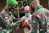 Satgas TNI Yonif 756 latih upacara bendera siswa SD-SMP di Tsinga