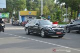  Presiden Joko Widodo tiba di Kabupaten Jombang untuk menyaksikan vaksinasi COVID-19 Astrazeneca di Kabupaten Jombang, Jawa Timur, Senin (22/3/2021). Vaksinasi COVID-19 AstraZeneca perdana secara massal diberikan kepada sekitar 2500 orang tokoh agama serta tokoh masyarakat Kabupaten Jombang yang disaksikan langsung oleh Presiden Joko Widodo. Antara Jatim/Syaiful Arif/zk