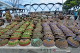 KEBUTUHAN KERANJANG ROTAN UNTUK NELAYAN. Pekerja memindahkan keranjang rotan ke lokasi penjemuran seusai digunakan mengangkut hasil tangkapan ikan di terminal Pelabuhan Perikanan Samudera, Lampulo, Banda Aceh, Senin (22/3/2021). Kelompok jasa sewa keranjang menyatakan, setiap hari membutuhkan sebanyak 1.000 hingga 1.500 keranjang untuk kebutuhan nelayan, sedangkan persediaan hanya sekitar 800 keranjang karena akhir akhir ini pasokan dari industri perajin rotan berkurang dan selain harganya juga naik dari Rp50.000 menjadi Rp60.000 per keranjang. ANTARA FOTO/Ampelsa.