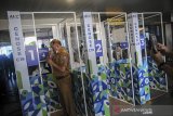 Pekerja bandara melakukan uji coba tes deteksi COVID-19 menggunakan alat GeNose C19 di Bandara Husein Sastranegara, Bandung, Jawa Barat, Senin (22/3/2021). Bandara Husein Sastranegara melakukan uji coba tes deteksi COVID-19 menggunakan alat GeNose C19 selama lima hari dengan kuota 100 orang perhari. ANTARA JABAR/Raisan Al Farisi/agr