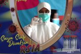 Petugas medis Rumah Sakit Ibu Dan Anak (RSIA) memperlihatkan vaksin Sinovac produksi PT Bio Farma Tbk untuk petugas perhubungan bandara di Banda Aceh, Aceh, Senin (22/3/2021). PT Bio Farma Tbk menargetkan pada tahun 2021 akan memproduksi 125 juta dosis vaksin Covid-19 dari 426,8 juta dosis kebutuhan nasional. Antara Aceh/Irwansyah Putra.