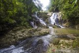 Wisatawan menikmati air terjun riam rampah tarawi di Kecamatan Hantakan, Kabupaten Hulu Sungai Tengah, Kalimantan Selatan, Selasa (23/3/2021). Kabupaten Hulu Sungai Tengah memiliki berbagai potensi daya tarik wisata salah satunya air terjun riam rampah terawi yang berada di dalam hutan Pegunungan Meratus yang menawarkan keindahan alam yang masih asri. Foto Antaranews Kalsel/Bayu Pratama S.