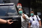 Gubernur Gorontalo Rusli Habibie (kiri) usai mendatangi Kantor KPK di Gedung Merah Putih, Jakarta, Selasa (22/3). Kedatangan Gubernur Gorontalo Rusli Habibie itu untuk menyerahkan Laporan Harta Kekayaan Penyelenggara Negara (LHKPN) kepada KPK. (ANTARA FOTO/Indrianto Eko Suwarso)