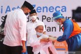 Menteri Kesehatan Budi Gunadi Sadikin (ke dua kiri) bersama Wali Kota Kediri Abdullah Abu Bakar (kiri) mengamati penyuntikan vaksin COVID-19 Astrazeneca kepada kyai di pondok pesantren Lirboyo, Kota Kediri, Jawa Timur, Selasa (23/3/2021). Kunjungan menteri kesehatan di pesantren tersebut sebagai upaya sosialisasi kepada masyarakat bahwa vaksin Astrazeneca aman dan halal. Antara Jatim/Prasetia Fauzani/zk