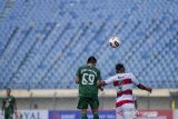 Pesepak bola PSS Sleman Derry Rachman Noor (kiri) berebut bola dengan pesepak bola Madura United Alberto Goncalves Da Costa (kanan) saat pertandingan sepak bola Piala Menpora di Stadion Si Jalak Harupat, Kabupaten Bandung, Jawa Barat, Selasa (23/3/2021). ANTARA JABAR/M Agung Rajasa/agr