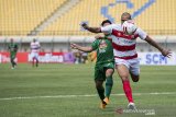Pesepak bola PSS Sleman Derry Rachman Noor (kiri) berebut bola dengan pesepak bola Madura United Bruno Lopes (kanan) saat pertandingan sepak bola Piala Menpora di Stadion Si Jalak Harupat, Kabupaten Bandung, Jawa Barat, Selasa (23/3/2021). ANTARA JABAR/M Agung Rajasa/agr