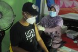 Seorang wartawan disuntik vaksin COVID-19 Sinovac dosis pertama di RSUD Martodirjo, Pamekasan, Jawa Timur, Selasa (23/3/2021). Pemberian vaksinasi kepada puluhan  wartawan di daerah itu  sebagai upaya pencegahan terhadap penyebaran pandemi COVID-19. Antara Jatim/Saiful Bahri/zk
