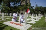 Dua anggota Paskibraka Kota Bandung melakukan tabur bunga saat ziarah Peringatan Ke-75 Peristiwa Bandung Lautan Api di Taman Makam Pahlawan Cikutra, Bandung, Jawa Barat, Selasa (23/3/2021). Pemerintah Kota Bandung menggelar ziarah dengan protokol kesehatan untuk tetap mengenang dan menjaga jasa para tentara dan penduduk sipil saat peristiwa Bandung Lautan Api pada tahun 1946 dalam membela Indonesia dari penjajah Sekutu dan NICA. ANTARA JABAR/Novrian Arbi/agr
