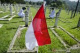 Dua anggota Paskibraka Kota Bandung melakukan tabur bunga saat ziarah Peringatan Ke-75 Peristiwa Bandung Lautan Api di Taman Makam Pahlawan Cikutra, Bandung, Jawa Barat, Selasa (23/3/2021). Pemerintah Kota Bandung menggelar ziarah dengan protokol kesehatan untuk tetap mengenang dan menjaga jasa para tentara dan penduduk sipil saat peristiwa Bandung Lautan Api pada tahun 1946 dalam membela Indonesia dari penjajah Sekutu dan NICA. ANTARA JABAR/Novrian Arbi/agr
