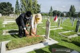 Wali Kota Bandung Oded M. Danial bersama istri melakukan tabur bunga saat ziarah Peringatan Ke-75 Peristiwa Bandung Lautan Api di Taman Makam Pahlawan Cikutra, Bandung, Jawa Barat, Selasa (23/3/2021). Pemerintah Kota Bandung menggelar ziarah dengan protokol kesehatan untuk tetap mengenang dan menjaga jasa para tentara dan penduduk sipil saat peristiwa Bandung Lautan Api pada tahun 1946 dalam membela Indonesia dari penjajah Sekutu dan NICA. ANTARA JABAR/Novrian Arbi/agr
