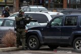 Pihak keamanan menyisir area supermarket King Soopers yang menjadi lokasi penembakan massal, Boulder, Colorado, Denver, AS, Senin (22/3/2021). Penembakan tersebut dilaporkan menewaskan sedikitnya 6 orang. ANTARA FOTO/REUTERS/Kevin Mohatt/foc. 