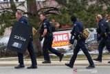 Pihak keamanan menyisir area supermarket King Soopers yang menjadi lokasi penembakan massal, Boulder, Colorado, Denver, AS, Senin (22/3/2021). Penembakan tersebut dilaporkan menewaskan sedikitnya 6 orang. ANTARA FOTO/REUTERS/Kevin Mohatt/foc. 