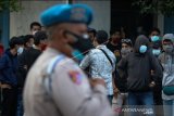 Polisi bersiaga di ruas Jalan Raya Dukuh Kupang saat berlangsungnya Kongres Himpunan Mahasiswa Islam XXXI di Islamic Center, Surabaya, Jawa Timur, Senin (22/3/2021). Polda Jawa Timur mengerahkan sekitar 1.600 personel untuk mengamankan kegiatan yang telah berlangsung sejak Rabu (17/3/2021) tersebut. ANTARA FOTO/Didik Suhartono/aww.