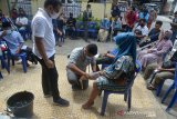 BANTUAN KAKI PALSU UNTUK PENYANDANG DISABILITAS ACEH. Relawan mengukur kaki penyandang disabilitas untuk pembuatan kaki palsu di Banda Aceh, Aceh, Rabu (24/3/2021).  Sekitar 221 penyandang disabilitas yang mendaftar membutuhkan bantuan kaki palsu di Aceh, hanya sekitar 15 persen yang dapat terpenuhi atas bantuan dari lembaga donor Blood For Life Foundation, sedangkan sisanya mengharapkan bantuan kaki palsu dari pemerintah Aceh. ANTARA FOTO/Ampelsa.