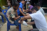 BANTUAN KAKI PALSU UNTUK PENYANDANG DISABILITAS ACEH. Relawan mengukur kaki penyandang disabilitas untuk pembuatan kaki palsu di Banda Aceh, Aceh, Rabu (24/3/2021).  Sekitar 221 penyandang disabilitas yang mendaftar membutuhkan bantuan kaki palsu di Aceh, hanya sekitar 15 persen yang dapat terpenuhi atas bantuan dari lembaga donor Blood For Life Foundation, sedangkan sisanya mengharapkan bantuan kaki palsu dari pemerintah Aceh. ANTARA FOTO/Ampelsa.