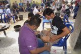 BANTUAN KAKI PALSU UNTUK PENYANDANG DISABILITAS ACEH. Relawan mengukur kaki penyandang disabilitas untuk pembuatan kaki palsu di Banda Aceh, Aceh, Rabu (24/3/2021).  Sekitar 221 penyandang disabilitas yang mendaftar membutuhkan bantuan kaki palsu di Aceh, hanya sekitar 15 persen yang dapat terpenuhi atas bantuan dari lembaga donor Blood For Life Foundation, sedangkan sisanya mengharapkan bantuan kaki palsu dari pemerintah Aceh. ANTARA FOTO/Ampelsa.