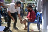 BANTUAN KAKI PALSU UNTUK PENYANDANG DISABILITAS ACEH. Relawan mengukur kaki penyandang disabilitas untuk pembuatan kaki palsu di Banda Aceh, Aceh, Rabu (24/3/2021).  Sekitar 221 penyandang disabilitas yang mendaftar membutuhkan bantuan kaki palsu di Aceh, hanya sekitar 15 persen yang dapat terpenuhi atas bantuan dari lembaga donor Blood For Life Foundation, sedangkan sisanya mengharapkan bantuan kaki palsu dari pemerintah Aceh. ANTARA FOTO/Ampelsa.