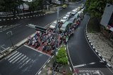 Sejumlah pengendara berhenti di depan Alat pemberi Isyarat lalu Lintas lalu di lokasi penerapan tilang elektronik Persimpangan Pasteur-Sukajadi, Bandung, Jawa Barat, Rabu (24/3/2021). Kepolisian Daerah Jawa Barat memasang alat sistem tilang Elektronik atau Electronic Traffic Law Enforcement (ETLE) di 21 titik persimpangan Kota Bandung yang kerap dipadati pengguna lalu lintas guna memonitor pelanggaran lalu lintas. ANTARA JABAR/Novrian Arbi/agr