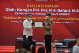 KETUA KPK KULIAH UMUM DI UNSYIAH. Ketua Komisi Pemberantasan Korupsi (KPK), Komjen Pol Firli Bahuri (kiri) menerima cendera mata dari Rektor Universitas Syiah Kuala, Syamsul Rizal (kanan) seusai kuliah umum menanggapi pertanyaan seorang mahasiswa saat kuliah umum di Banda Aceh, Aceh, Kamis (25/3/2021). Dalam kunjungan kerja Ketua KPK Komjen Pol Firli Bahuri di Aceh, selain memberikan kualiah umum dengan tema, Pembekalan Anti Korupsi Bagi Citivis Akademika Universitas Syiah Kuala, juga mengadakan pertemuan dengan jajaran Forkopimda di Kejaksaan Tinggi Aceh dan Kanwil Direktorat Jendral Pajak provinsi Aceh. ANTARA FOTO/Ampelsa.