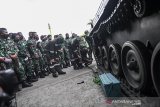 Siswa pendidikan kejuruan Bintara (Dikjurba) Korps Peralatan TNI AD menyaksikan praktek bongkar pasang rantai tank AMX-13 APC di Pusat Pendidikan Peralatan (Pusdikpal) Kodiklat TNI Angkatan Darat, Kota Cimahi, Jawa Barat, Kamis (25/3/2021). Kegiatan Dikjurba Korps Peralatan TNI AD tersebut bertujuan untuk meningkatkan kemampuan prajurit dalam memelihara, menguasai serta memperbaiki alat tempur kendaraan, teknologi mekanik, amunisi dan senjata. ANTARA JABAR/M Agung Rajasa/agr