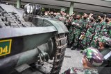 Guru Militer memberikan pengetahuan kepada siswa Pendidikan Kejuruan Bintara (Dikjurba) Korps Peralatan TNI AD sebelum praktik bongkar pasang rantai tank AMX-13 APC di Pusat Pendidikan Peralatan (Pusdikpal) Kodiklat TNI Angkatan Darat, Kota Cimahi, Jawa Barat, Kamis (25/3/2021). Kegiatan Dikjurba Korps Peralatan TNI AD tersebut bertujuan untuk meningkatkan kemampuan prajurit dalam memelihara, menguasai serta memperbaiki alat tempur kendaraan, teknologi mekanik, amunisi dan senjata. ANTARA JABAR/M Agung Rajasa/agr