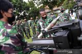 Siswa pendidikan kejuruan Bintara (Dikjurba) Korps Peralatan TNI AD mengikuti kegiatan praktek bongkar pasang amunisi meriam 105 mm M101 Howitzer di Pusat Pendidikan Peralatan (Pusdikpal) Kodiklat TNI Angkatan Darat, Kota Cimahi, Jawa Barat, Kamis (25/3/2021). Kegiatan Dikjurba Korps Peralatan TNI AD tersebut bertujuan untuk meningkatkan kemampuan prajurit dalam memelihara, menguasai serta memperbaiki alat tempur kendaraan, teknologi mekanik, amunisi dan senjata. ANTARA JABAR/M Agung Rajasa/agr