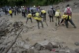 Sejumlah petugas membersihkan material lumpur akibat longsor di jalur alternatif Cijapati, Kadungora, Kabupaten Garut, Jawa Barat, Kamis (25/3/2021). Hujan deras disertai kondisi tanah yang gembur menjadi penyebab tanah longsor yang menutupi jalan penghubung antara Kabupaten Bandung dan Kabupaten Garut. ANTARA JABAR/Candra Yanuarsyah/agr
