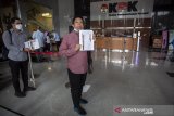 Pakar Komunikasi Politik Effendi Gazali tiba untuk menjalani pemeriksaan di Gedung Merah Putih KPK, Jakarta, Kamis (25/3/2021). Effendi Gazali diperiksa sebagai saksi dalam kasus dugaan suap pengadaan Bantuan Sosial untuk wilayah Jabodetabek tahun 2020. ANTARA FOTO/Dhemas Reviyanto/rwa.