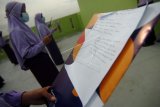 Sejumlah siswa membaca puisi saat memperingati Hari Puisi Sedunia di SMP Muhammadiyah 1 Adiwerna, Kabupaten Tegal, Jawa Tengah, Rabu (24/3/2021). Membaca puisi secara serentak yang berjudul 