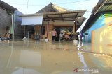 Warga menyelamatkan barang miliknya saat banjir merendam di desa Babadan, Kecamatan Sindang, Indramayu, Jawa Barat, Jumat (26/3/2021). Banjir akibat luapan sungai Cimanuk itu merendam puluhan rumah di dua desa yang berada di sekitar sungai tersebut. ANTARA JABAR/Dedhez Anggara/agr