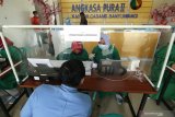 Petugas Bandara melakukan pendaftaran vaksinasi di Bandara Banyuwangi, Jawa Timur, Jumat (26/3/2021). Sebanyak 142 petugas dari Angkasa Pura II Banyuwangi, Airnav dan Akademi Penerbangan Indonesia mendapatkan vaksin pertama sebagai upaya penanganan COVID-19 jelang pelaksanaan arus mudik Idul Fitri 2021. Antara Jatim/Budi Candra Setya/ZK